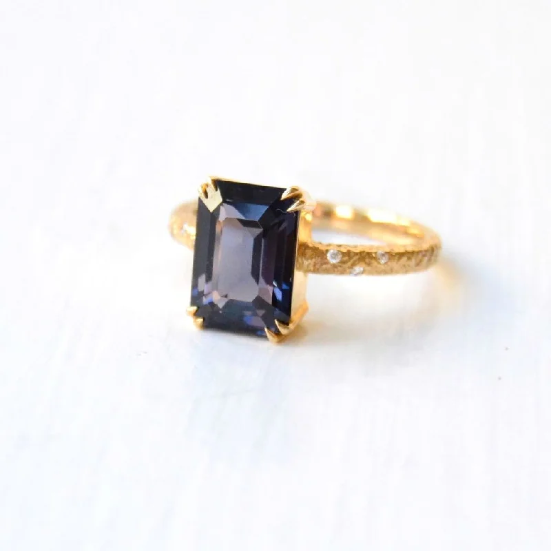 women’s statement rings-Anduru 18K Gold Ring w. Diamonds & Spinel