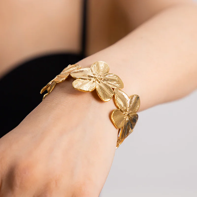 women’s personalized bangles-Simple Style Flower Stainless Steel Plating 18k Gold Plated Bangle