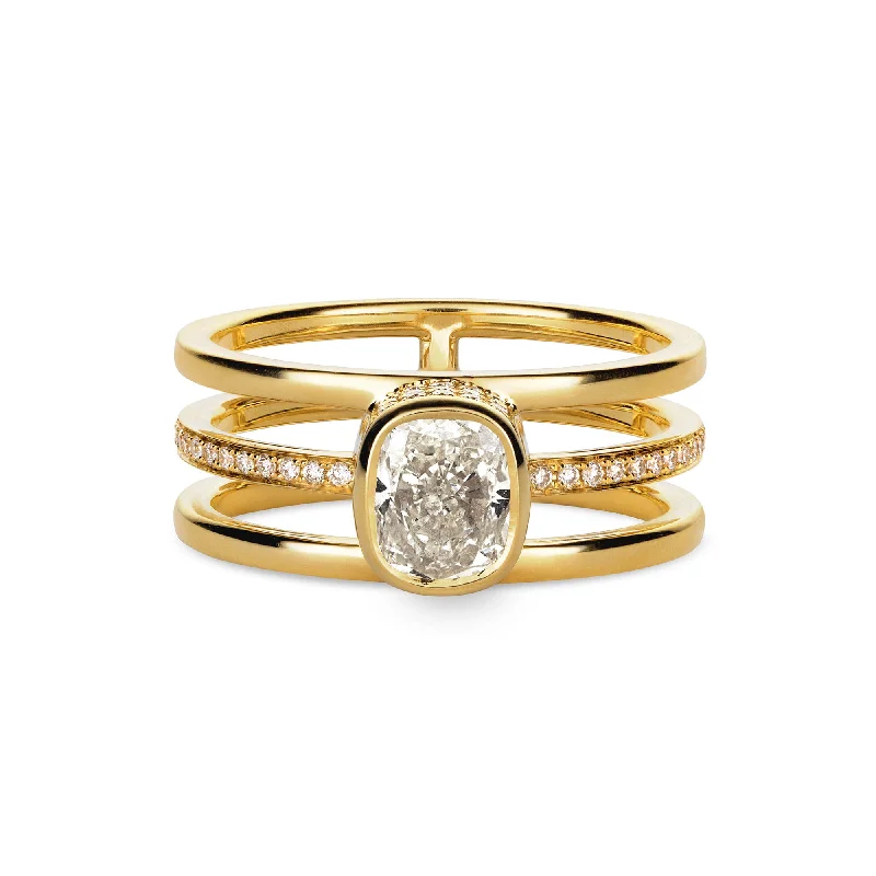 women’s luxury diamond rings-Sparkling 18K Gold Ring w. Diamonds